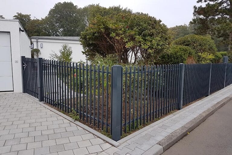 metalowe ogrodzenie domu