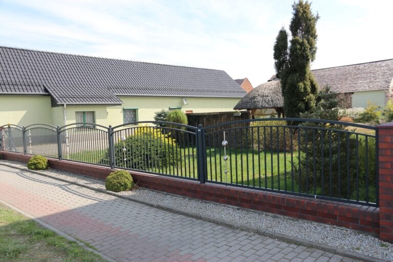 ogrodzenie z metalu półokrągłe