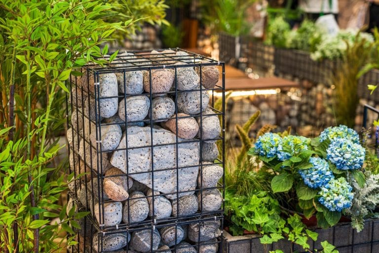 kosz gabionowy wypełniony kamieniami