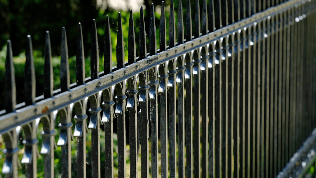 stalowe ogrodzenie
